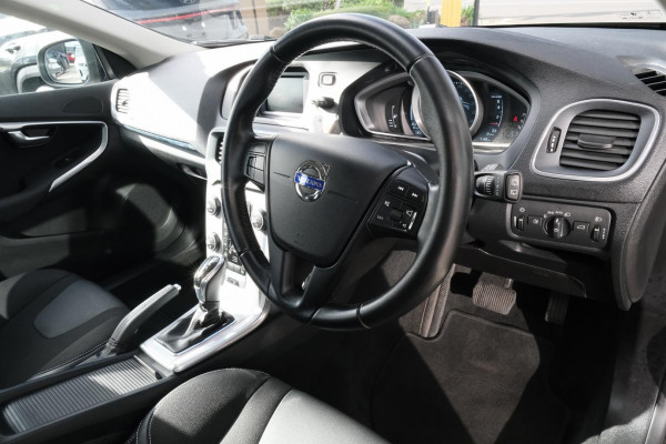 2015 MY16 Volvo V40 M Series T3 Kinetic Hatch Image 6