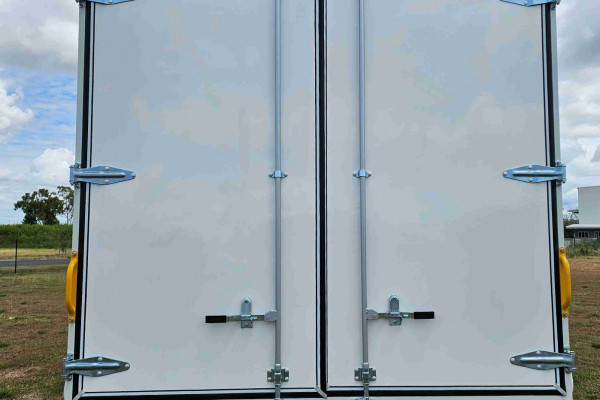 2025 Isuzu  NQR 88/80-190 AM D42 FREIGHT Curtainsider Image 6