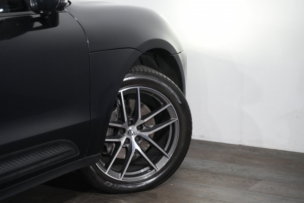 2022 Porsche Macan SUV Image 9