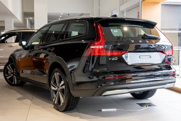 2025 Volvo V60 Cross Country Z Series Ultra B5 Bright Wagon Image 2