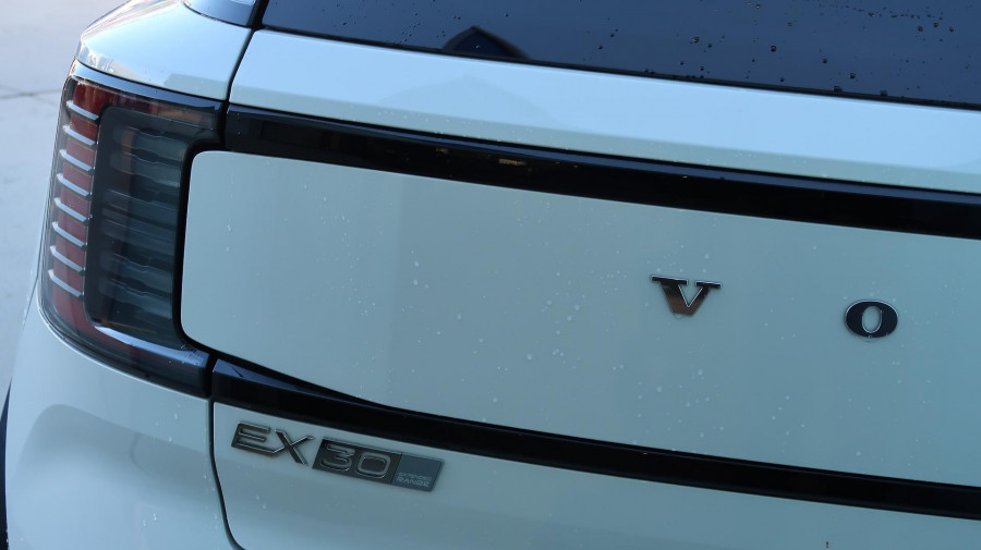2025 Volvo EX30  Single Motor Extended Range Ultra SUV Image 22