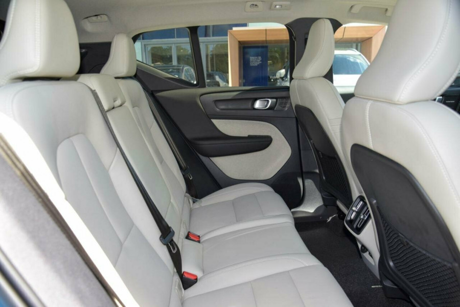 2024 MY25 Volvo XC40 XZ Ultra B4 Bright SUV Image 9