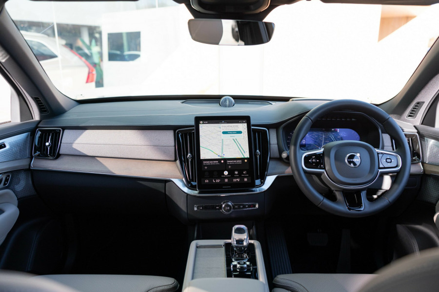2026 Volvo XC90 L Series Ultra B5 Dark SUV Image 5