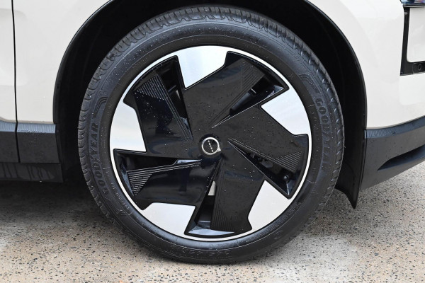 2026 Volvo EX30  Single Motor Extended Range Plus SUV Image 21