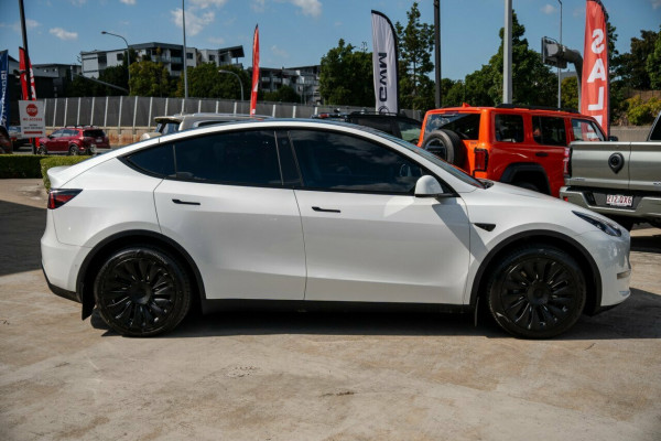 2023 Tesla Model Y  Long Range Wagon Image 4