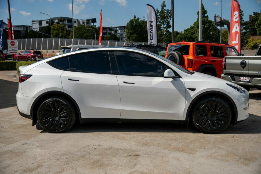 2023 Tesla Model Y  Long Range Wagon Image 4