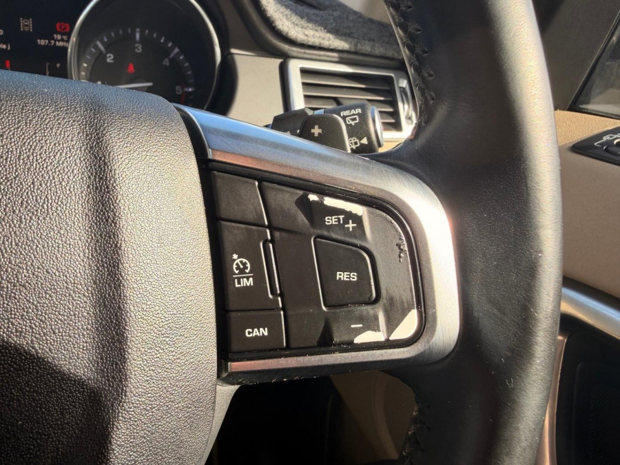 2015 Land Rover Discovery Sport L550 TD4 HSE SUV Image 24