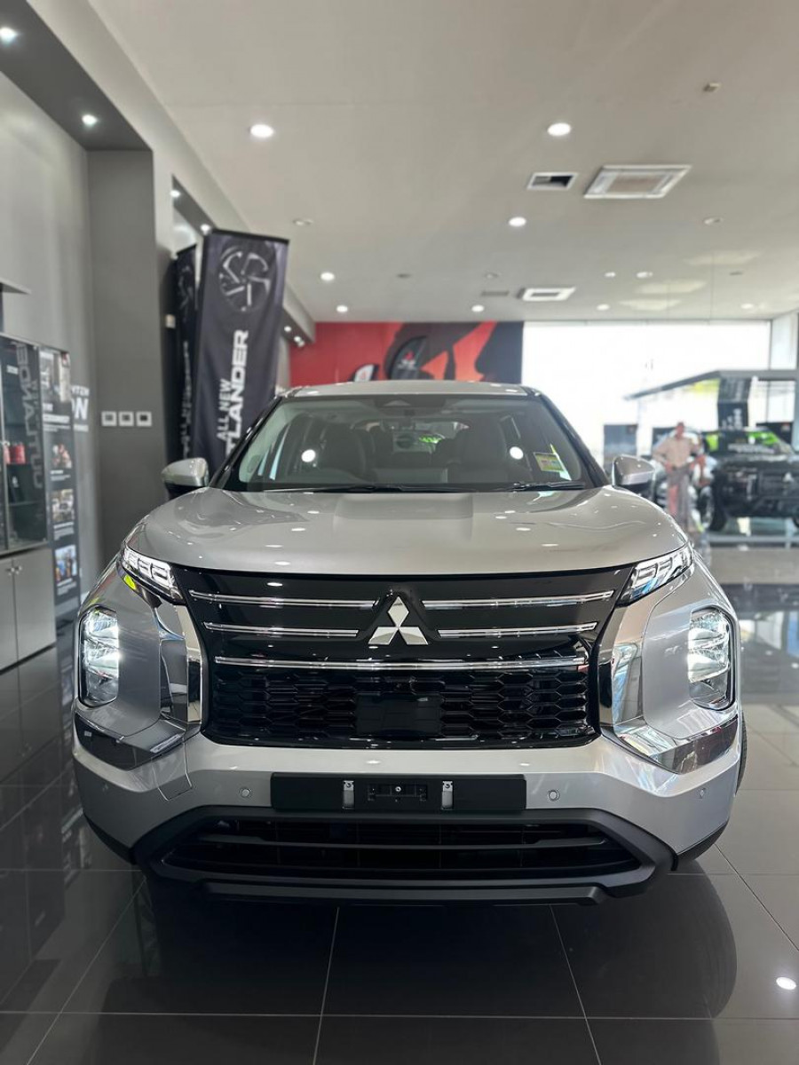 2025 MY24 Mitsubishi Outlander ZM ES SUV Image 2