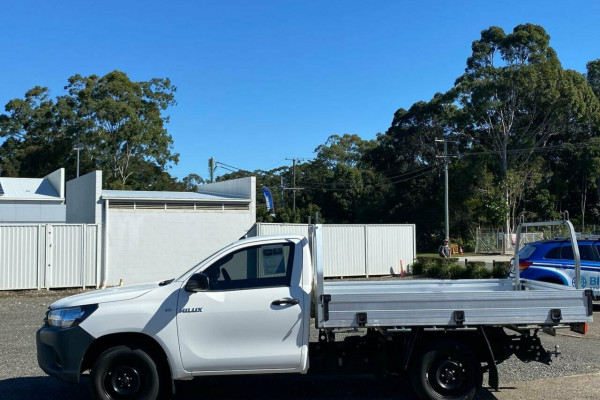 2018 Toyota Hilux TGN121R Workmate 4x2 Cab chassis