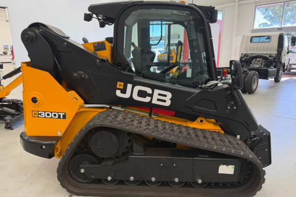 2025 JCB 300THF CAB T3 WITH 320 CW Tracked Skidsteer Loader Image 4