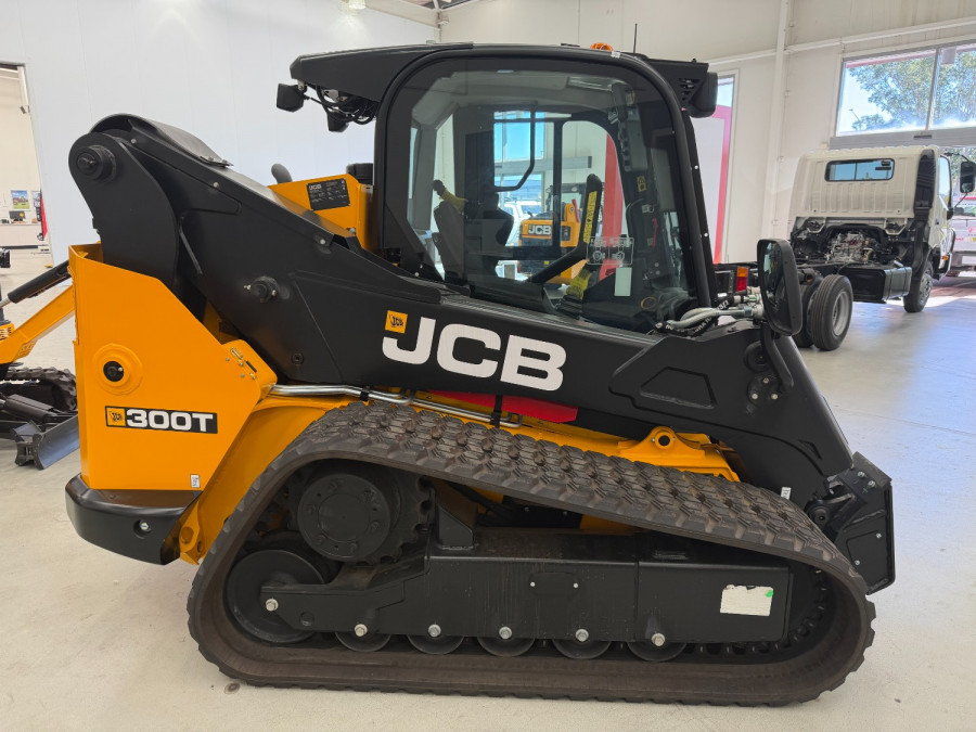 2025 JCB 300THF CAB T3 WITH 320 CW Tracked Skidsteer Loader Image 4