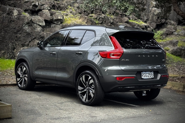 2025 Volvo XC40 XZ Ultra B4 Dark SUV Image 2