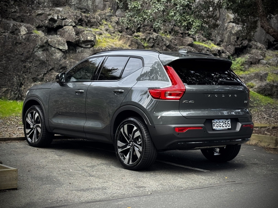 2025 Volvo XC40 XZ Ultra B4 Dark SUV Image 2