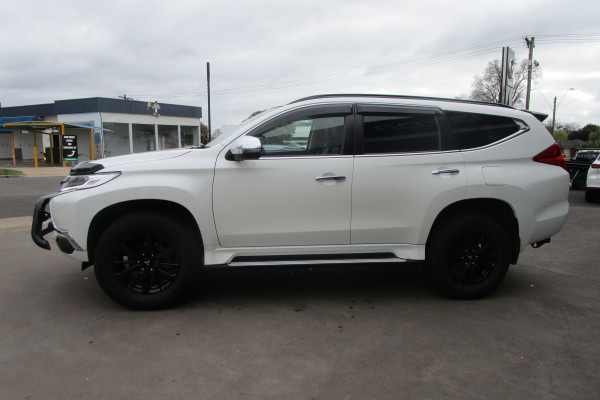 2019 Mitsubishi Pajero Sport QE Black Edition SUV Image 3