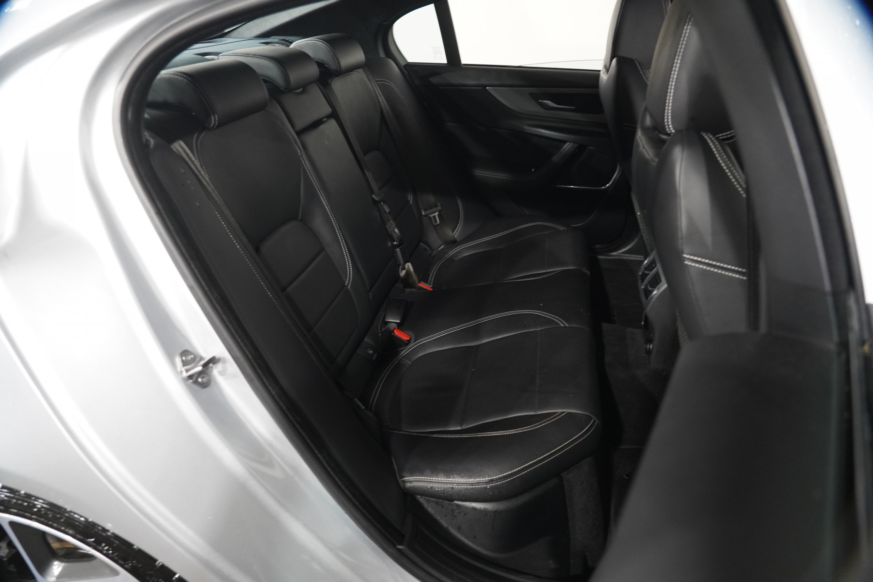 2019 Jaguar Xe P300 R-Dynamic Se (221kw) Sedan Image 25