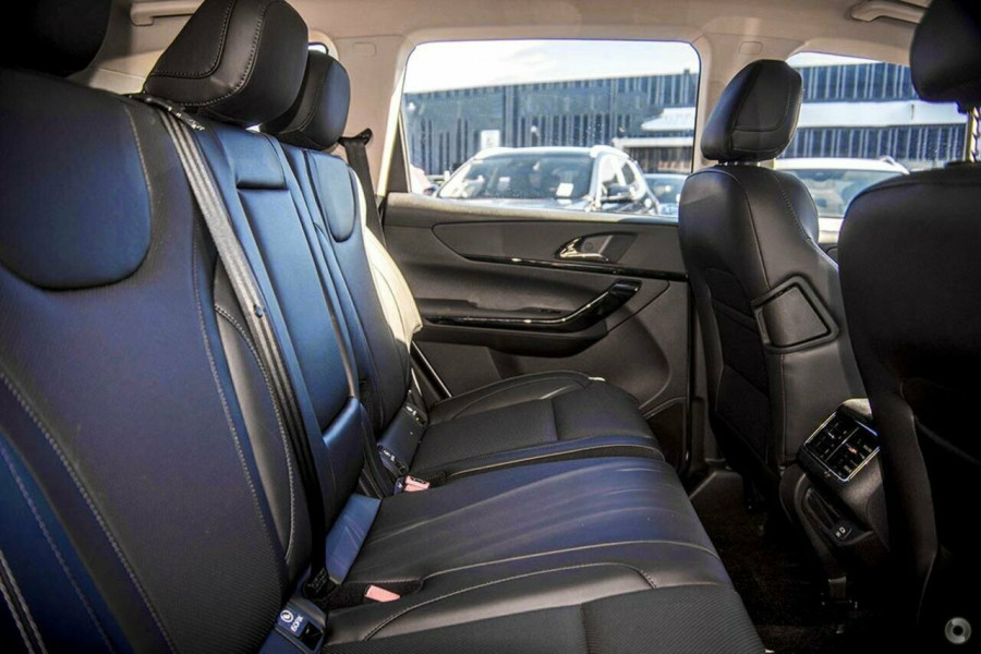 2025 Mahindra XUV700  AX7L SUV Image 7