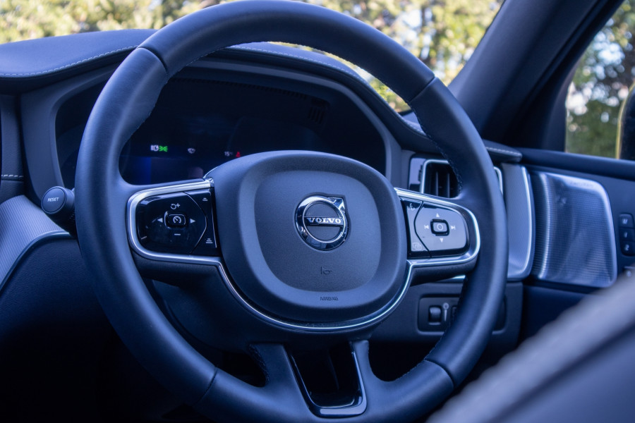 2022 Volvo XC60 T8 Ultimate Recharge PHEV SUV Image 11