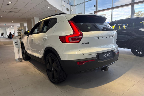 2025 Volvo XC40 XZ Black Edition SUV Image 3