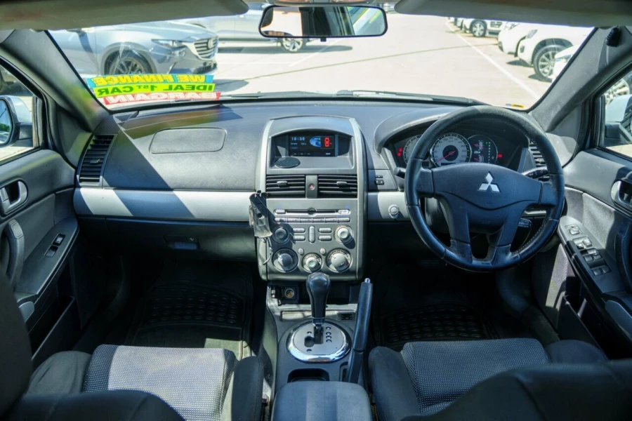 2008 Mitsubishi 380 DB Series III SX Sedan Image 12