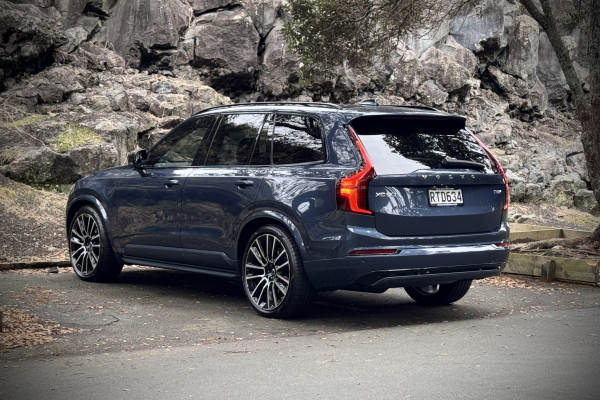 2026 Volvo XC90 L Series Ultra T8 Plug-in Hybrid Dark SUV Image 8