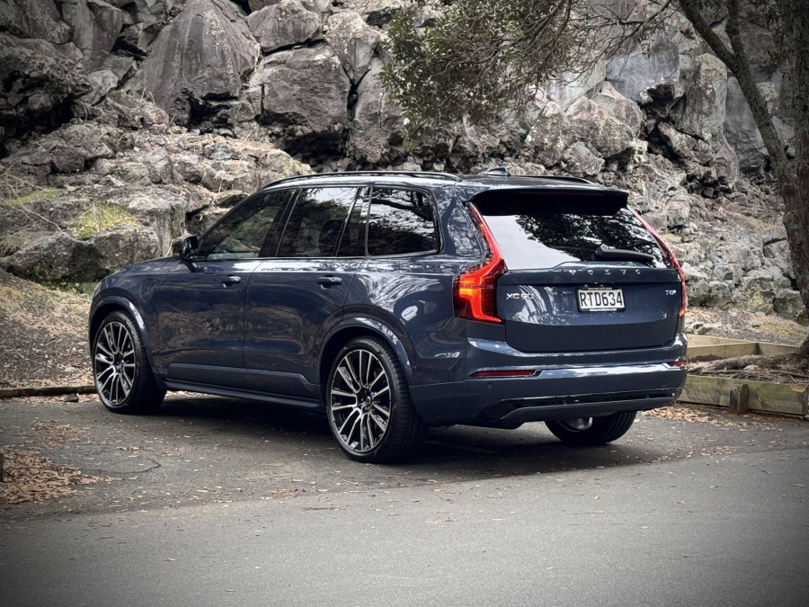 2026 Volvo XC90 L Series Ultra T8 Plug-in Hybrid Dark SUV Image 8