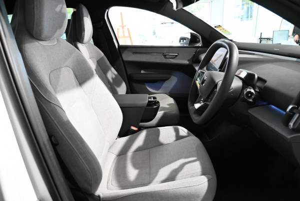 2025 Volvo EX30  Twin Motor Performance Ultra SUV image 12