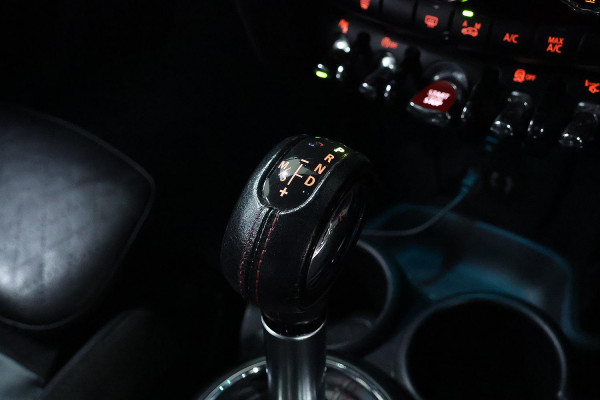 2015 MINI Cooper F55 Cooper S Hatch image 18