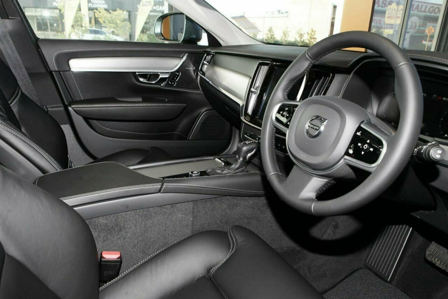 2019 Volvo V90 Cross Country D5 Wagon Image 5