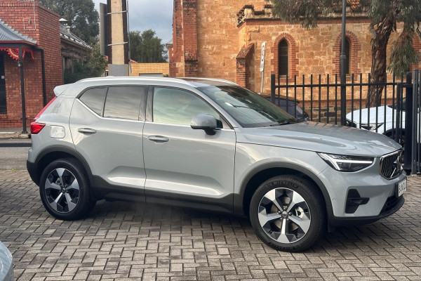 2025 MY26 Volvo XC40 XZ Ultra B4 Bright SUV Image 2