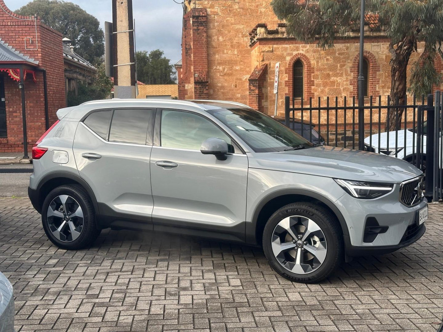 2025 MY26 Volvo XC40 XZ Ultra B4 Bright SUV Image 2