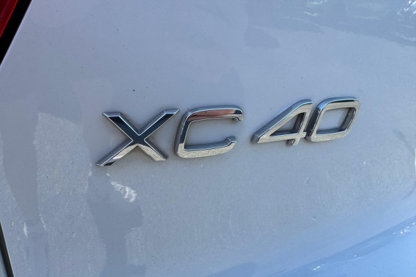 2020 Volvo XC40 XZ T4 Momentum SUV Image 12