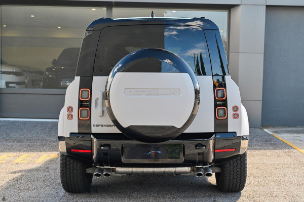 2026 Land Rover Defender L663 110 P425 X-Dynamic SE SUV image 3