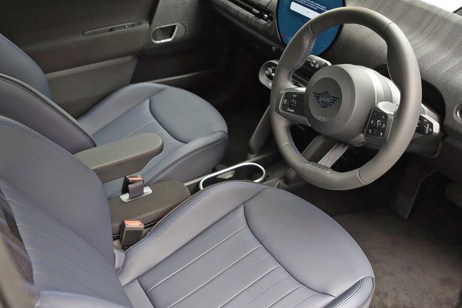 2026 MINI Cooper J01 SE Favoured Hatch