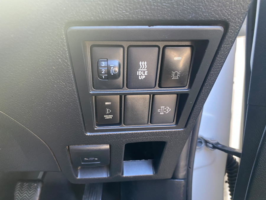 2019 Toyota HiLux  SR Dual Cab Cab Chassis Image 17