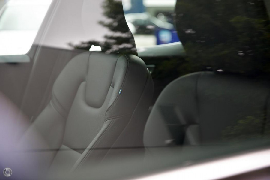 2024 Volvo S60  Ultimate B5 Bright Sedan Image 17