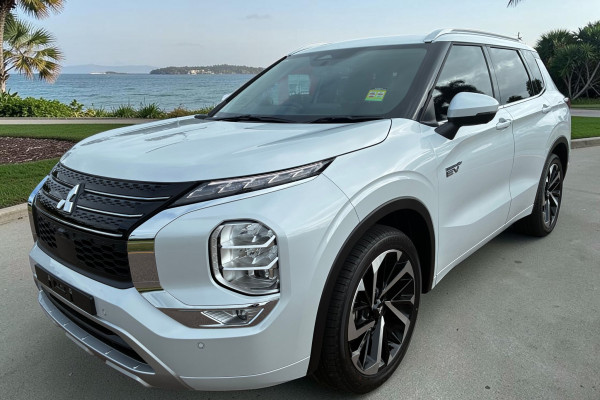2025 MY24 Mitsubishi Outlander ZM PHEV Exceed SUV Image 3