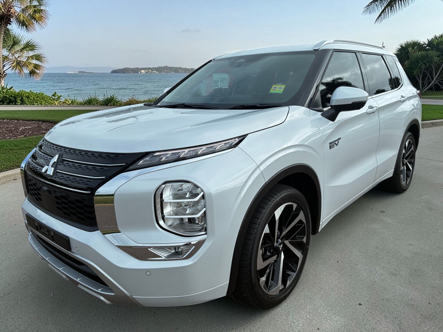 2025 MY24 Mitsubishi Outlander ZM PHEV Exceed SUV Image 3