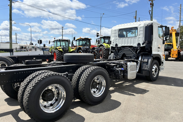 2026 Hino 700 FS 2632 AT LEAF 4575 FS Cab Chassis Image 5