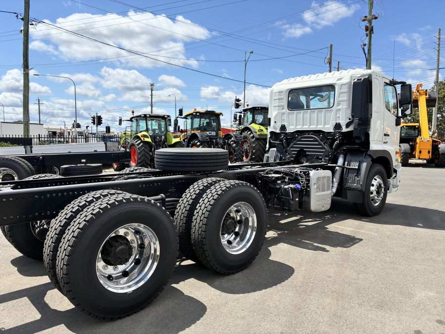 2026 Hino 700 FS 2632 AT LEAF 4575 FS Cab Chassis Image 5