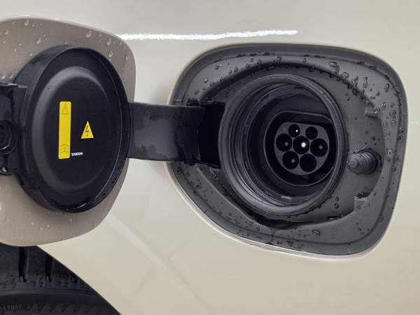 2025 MY26 Volvo XC60 UZ Plus T8 Plug-in Hybrid Dark SUV image 17
