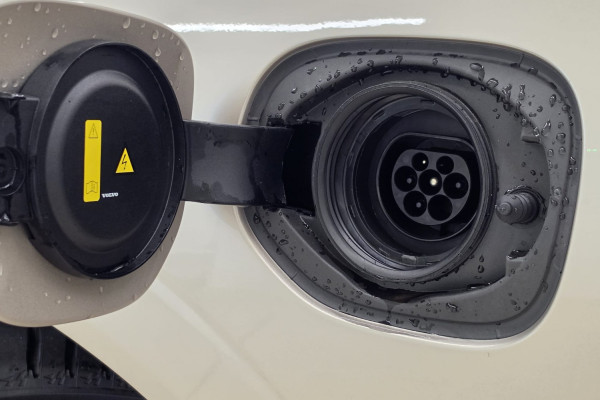2025 MY26 Volvo XC60 UZ Plus T8 Plug-in Hybrid Dark SUV Image 17