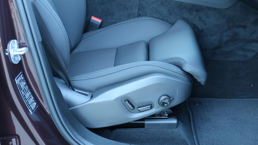 2025 Volvo XC60 UZ Plus T8 Plug-in Hybrid Dark SUV Image 10