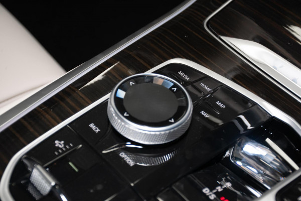 2025 BMW X5 G05 LCI xDrive50e M Sport SUV image 15
