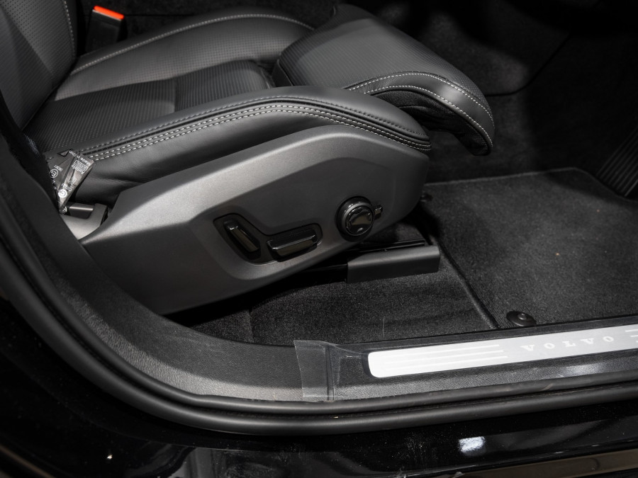 2026 Volvo XC60 UZ T8 Ultra Plug-in-hybrid AWD SUV Image 11