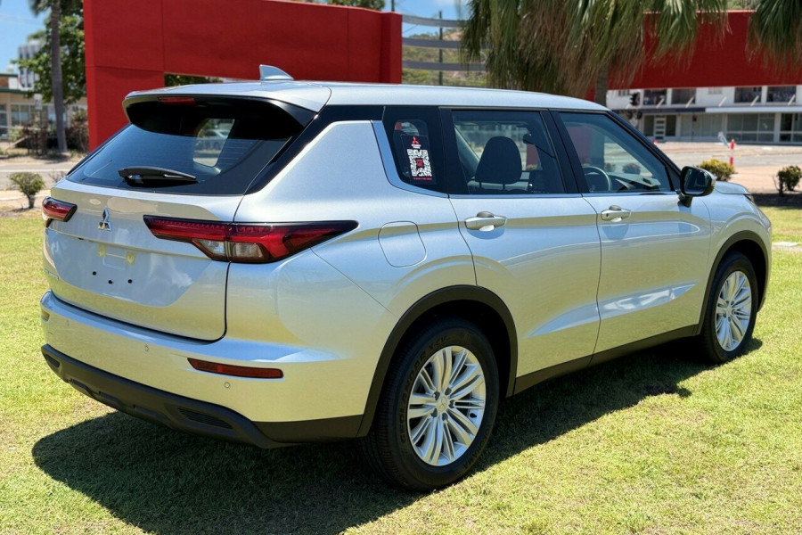 2024 Mitsubishi Outlander ZM ES SUV Image 8