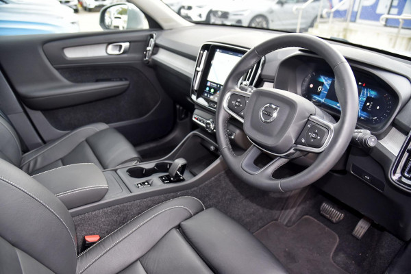 2025 Volvo XC40 XZ Plus B4 SUV Image 4