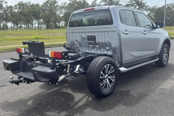 2026 Isuzu D-MAX RG LS-U Cab Chassis Image 3
