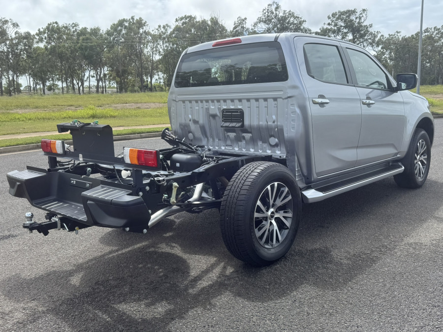 2026 Isuzu D-MAX RG LS-U Cab Chassis Image 3