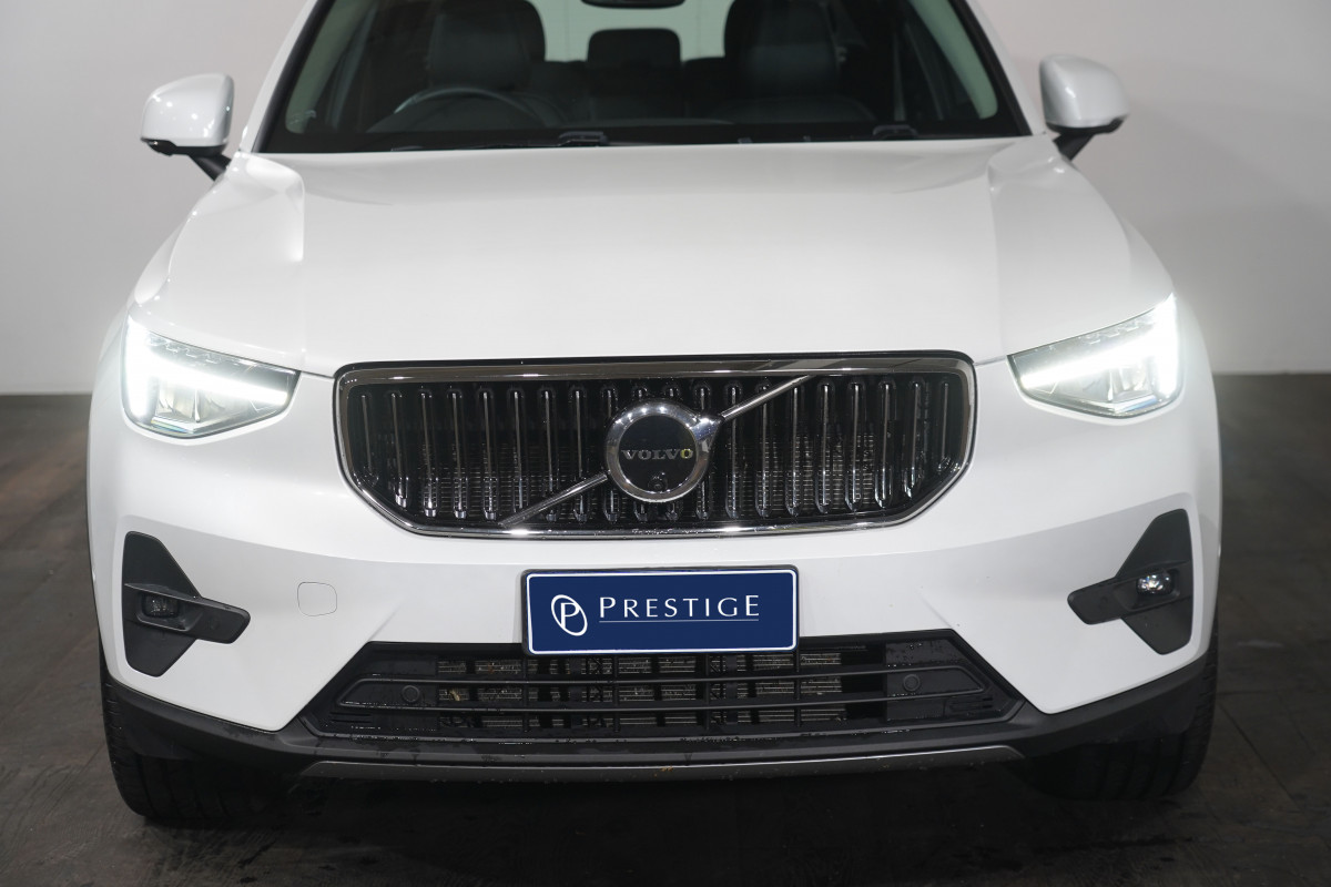 2023 Volvo Xc40 Ultimate B4 Bright Mhev SUV Image 3
