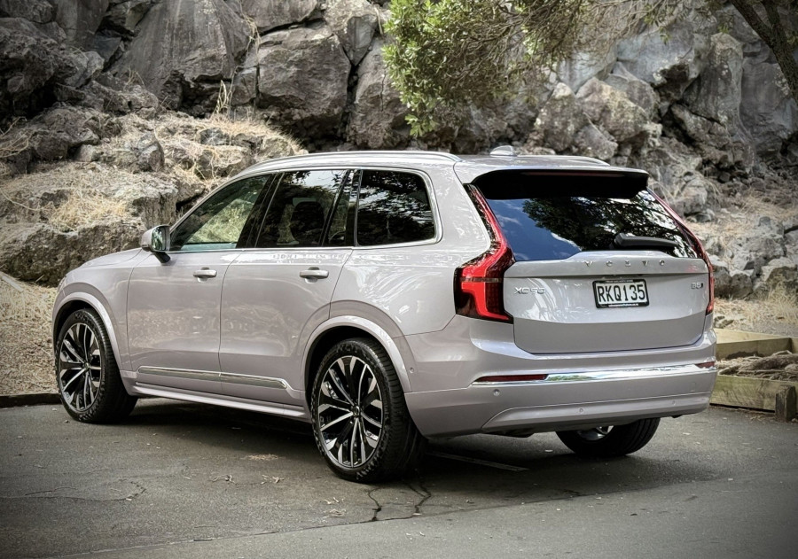2025 Volvo XC90 L Series Ultra B5 Bright SUV Image 4